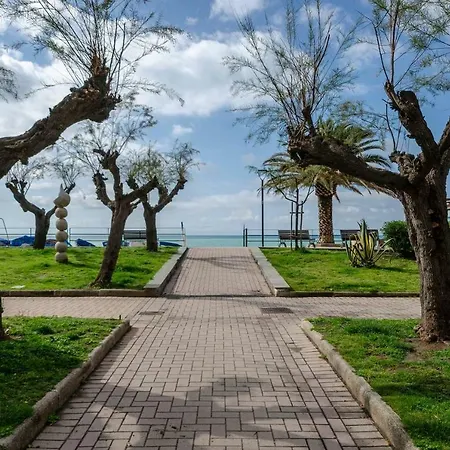 Altido Lovely Apt For 4, With Seaview Moments From *